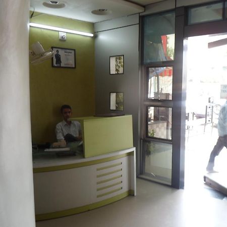Hotel Atithi Ahmedabad Esterno foto