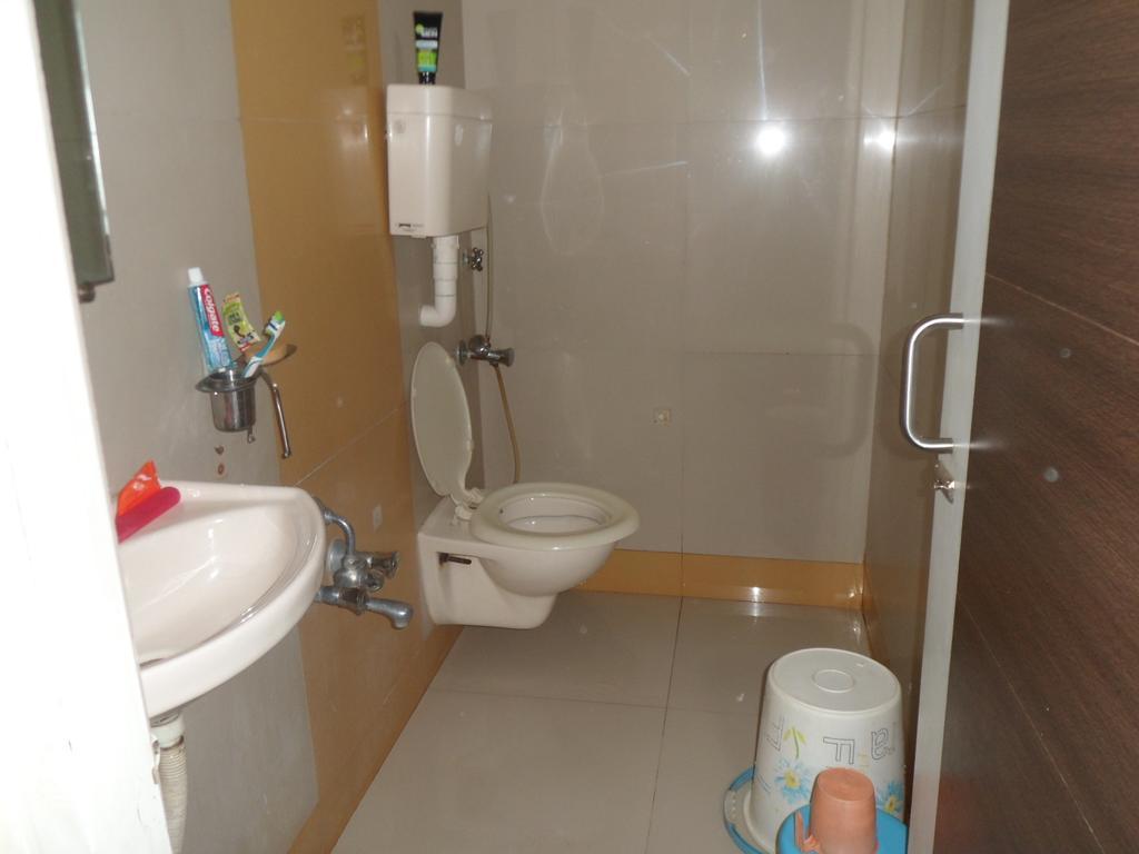 Hotel Atithi Ahmedabad Esterno foto