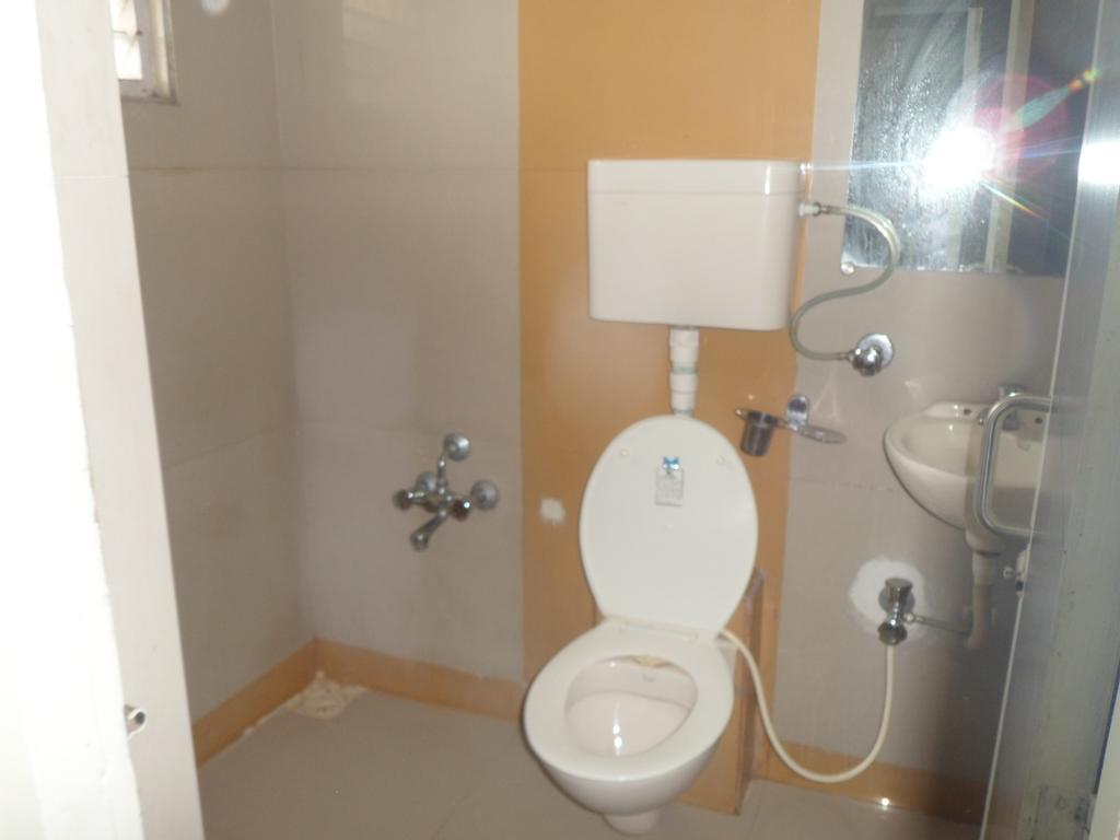 Hotel Atithi Ahmedabad Esterno foto