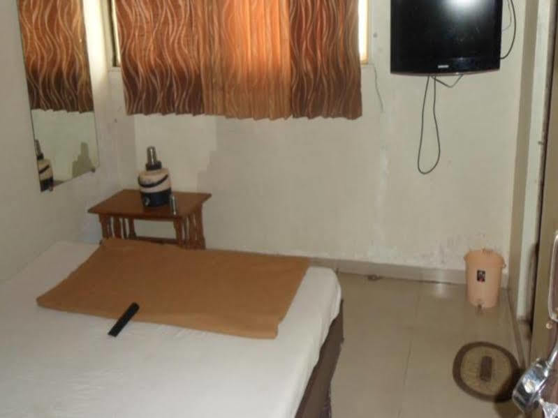Hotel Atithi Ahmedabad Esterno foto