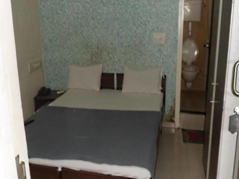 Hotel Atithi Ahmedabad Esterno foto
